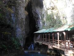 秋芳洞の入り口です。
入り口の暗い洞穴から水が流れ出しています。
その下には透き通った青い淵がありました。