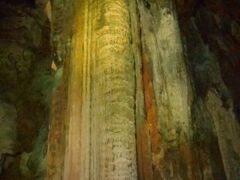 これが秋芳洞の有名な黄金柱です。