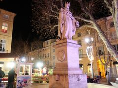 小さな広場に建っているのはエクスの善人王と呼ばれる
「ルネ王 / Fontaine du Roi Rene」の像。
左手にはプロヴァンスで作られていたマスカットの房を持っています。

街を見守っているようなルネ王の像も噴水になっています。