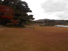 岡山の後楽園にやって来ました。
（今日は駆け足の旅です）
紅葉の季節は取り越して
既に冬枯れが始まっていました。