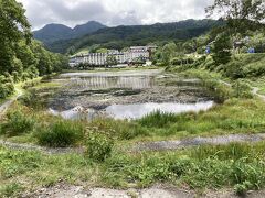 志賀高原ゲートウェイステーションの横には蓮池があり、
池の向こうには志賀レークホテルが見えています。
蓮の花は咲いていないです。
ステーションの正面には丸池があり、丸池と繋がっている大きな池が琵琶池、
我々は丸池の北を通り小さい一沼の横を通って澗満滝展望台まで行ってきました。