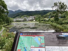 上信越高原国立公園の案内図がありました。
蓮池と志賀レークホテルが正面にあリ、ホテル方面からドライブして来ました。
志賀高原には渋峠からここの志賀高原から地獄谷野猿公苑、北に奥志賀高原があり、
志賀高原自然歩道があり、林道、遊歩道、登山道、探勝歩道の種類に分かれ多くの歩道が整備されているようです。
もう歳なので億劫になりましたので歩く元気はないけど。

