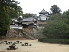 備中松山城の天守。2階建ての小さな天守だが、江戸時代以前に建てられた現存天守12城のうちの唯一の山城。