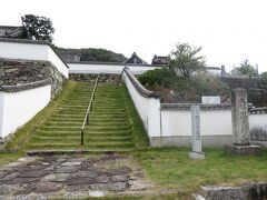 江戸初期の文化人、小堀遠州作庭の庭園があるが、こちらも時間の関係で見学できず。