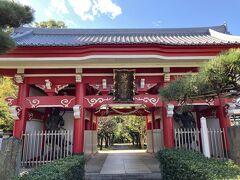 如意輪寺の山門です。
真っ赤の仁王門です。