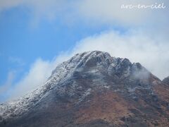 由布岳の山頂は、この数日の冷え込みで、雪が増えています。最終日に、この雄大な由布岳にご挨拶ができて、よかったです。

列車の時刻までの時間を使って、、昨夜女将さんから勧められた旬の「かぼす」をたくさん買いました。
帰りの福岡空港でも販売されていましたが、なんと5倍ほどのお値段(◎_◎;)！。
由布院で買っておいてよかった～♪