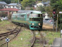 復路も、往路と同じく、最後車両の一番後ろの座席を指定。
今回は、進行方向を向いて座りましたが、隣席の方々は、列車マニアっぽく、後方向きでした(^_-)-☆。