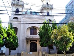 お店から出て目に入った
「神戸ムスリムモスク(回教寺院)」。

印象的な電線、もとい美しいモスクが
見えたら、サ・マーシュ近し！の
目印です。^m^
