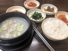 ドガニタンと言うコラーゲンたっぷりのスープを頼んだ
ご飯もついてきた。
そしておかずも5品ついてくるのが、韓国料理の良い所
肝心のスープは味が薄かった。