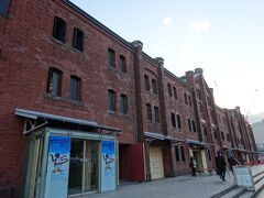 横浜赤レンガ倉庫でクリスマスマーケットが開催されるのは12回目。
横浜赤レンガ倉庫はドイツに所縁があるそうで、本場ドイツの食べ物や雑貨が売られています。