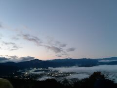 朝、美の山公園にやってきました。前日雨が降ったのがラッキーで、見事な雲海が見れました。