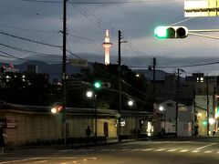 『三十三間堂』前からライトアップされた『京都タワー』が見えます♪

付近にある飲食店は2つ前のブログでご紹介しました。