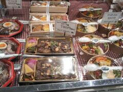 土曜の 9時過ぎに出発。
首都高も東北道もほぼ渋滞なく順調に今市 IC 着。

最初の立ち寄りスポット道の駅 日光街道ニコニコ本陣は 11時前だったけど、臨時駐車場までもがほぼ満車の人気っぷり。