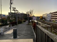 アリオ北砂は、以前の小名木川駅跡に造られました。
その北側、小名木川にかかる進開橋には公園がありました。