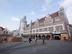 この大きな建物は歴史博物館です。大規模改装中でした。