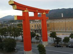 いつもなら京都国立近代美術館は5時閉館。本日は金曜日なので
8時閉館。けど、暗くなるので急いで泉屋博古館から移動。
夜の撮影苦手なので、常設展示の４階に着くなり、まずは
平安神宮の鳥居を一枚証拠写真とします。
向こうの建物は、「京都市京セラ美術館」