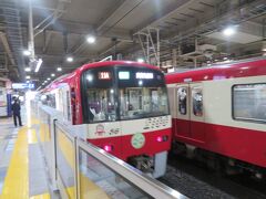上大岡駅に到着しました。
京急のフラグシップ　２１００形は快適でした。
