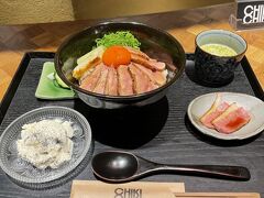 あくる日のランチは「阪神バル横丁」のCHIKICHIKI さんで。
今回は鴨丼セットを頂きました。
鴨丼・大和鴨・自家製豆腐・鶏スープ・香の物のセットです。
