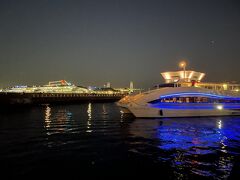 横浜港のクルーズ船が出発していきます。
昼間に乗ったことあるけど、夜も夜景が綺麗で良さそうだなぁー。