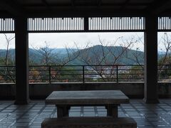 山頂は千光寺公園として整備されていました。
春は桜の名所のようですね。

実はこの時、雨宿り状態…
