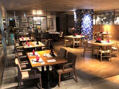 東京・西新宿『Hilton Tokyo』2F

『ヒルトン東京』の中国料理【王朝】の店内の写真。

話題の高級中国料理の食べ放題「王朝の味覚」

完全に生まれ変わったヒルトン東京のダイニングフロアにあって唯一、
中国料理の『王朝』だけがTSUNOHAZU誕生以前に存在した
レストランの名を引き継いでいます。
歴史と伝統を継承しつつ、現代的なエッセンスを加味し、昇華させた
中国料理「王朝」は、一面に窓が配された明るくモダンな空間。
専用オーブンから香ばしく焼きあがる北京ダック、高級食材を
ふんだんに用いたアラカルトからお好きな物をお好きなだけ
お楽しみいただける食べ放題「王朝の味覚」、そして伝統の「王朝」
の味を深化させたお料理の数々をコース、セットメニューと
アラカルトでお楽しみいただけます。
趣の異なる個室もご用意。プライベートなお食事からパーティーまで、
最大40名様まで収容可能な大小7部屋の個室と
セミプライベートルームをご利用いただけます。