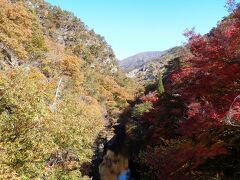 昇仙峡入口でバスを降りて、川沿いの二時間ハイキングコースを歩く。暑い日が続いているので、まだ紅葉には早い感じ。