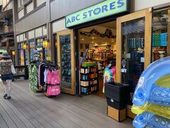 ヒルトンハワイアンビレッジ内にあるABCストア。日本のコンビニのようにコンビニエンスではないですが、観光客には助かります。
