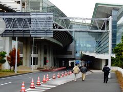 渡ったら、そのままモノレールの駅へ。