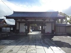 駅からは、京都で唯一平安時代からその道幅が変わっていないという櫛笥小路（くしげこうじ）を歩いて東寺北大門に。