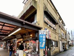 【東武日光駅前】

昼食をとる為に、一旦、駅を出る事に致します。

写真は、駅前にある「ゆば饅頭」のお店...
