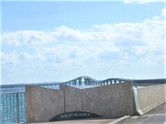 ★伊良部島★
宮古島から伊良部大橋を渡って伊良部島へ
伊良部大橋　約4キロ、 2015年（平成27年）開通　無料。
素敵な曲線の橋です。

伊良部島に入ってからホテルまでの道中、白い似たような建物がポツリ、ポツリ。
高級ホテルがいくつかあるはずなのに、道路からはそれほど高級に見えないのは、高さがなく、どれも白い角ばったホテルで、海沿いの部屋を重視して、道路側外観は手抜きしてるんだわ、って自分なりに解釈。

ところどころホテル工事中？の道路でした。もっとホテルが増えそう・