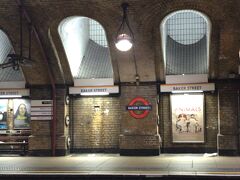 ベイカーストリート駅と言えばホームズの絵ですが、この路線には無くて残念～！Ladbroke Grove駅へ向かいます