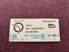 Orlyvalは、空港とRERのアントニー駅を結ぶモノレールで、切符はメトロやバスの切符と同形、パリ市内まで一枚の切符で行かれます。パリ市内までだと、片道12.10ユーロ。切符を買ったらすぐ乗り場、この車内には刻印機がなく、従ってここで刻印する必要はありません。
8分くらいでアントニーの駅に着くと、RERへの通路前にゲートがあって、そこで初めて刻印される仕組み。メトロと違い、RERでは出口でも切符が必要になるので、しっかり握って持ってます(^○^)
このRER・B線は、パリ市内を縦に通過してシャルル・ド・ゴール空港まで行くので、いつも結構混んでいるようです。あ～パリに来たなあ、と実感しますね。
辿り着いたシャトレ・レアールの駅は、ショッピングセンターの地下。出口までは延々とエスカレーターに乗らねばならず、入り組んでいてわかりにくいです。行きたい方面の出口を確認しておくのがお勧め。ホテルへは、3番出口を出たら、ありがたいことにずーっと真っ直ぐ歩けばよくて、10分ほどで着きました。