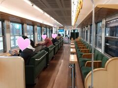 乗ってビックリ。 
こんな観光列車タイプ、初めて乗る！
テンション上がる～(*´∇｀)ﾉ
