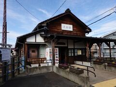 すぐ隣の北府（きたご）駅で下車します。街歩きマップに「大正時代の雰囲気を残す木造駅舎　携帯電話会社のCMにも登場」と書いてあったからです。

