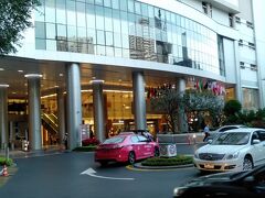 そろそろ帰国の為に必要なPCR検査の準備をしなくては！
と言う事で電話やLINEで幾つかの病院に値段や証明書について確認していたのですが、丁度レンタルバイク屋の近くに大きな病院があるのを思い出し行って見ました。
バムルンラード病院といい日本大使公邸のすぐ目の前にあり、医療ツーリズムで有名な病院の１つ。特に中東からのお客さん（患者さん？）が多いので有名です。
もちろん日本で販売されている旅行保険も使える事でも知られている病院です。
超豪華でまるでホテルかショッピングセンターの様な外観です。