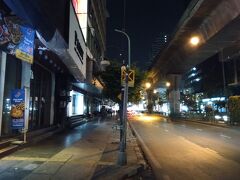 いつもなら屋台や露店がずらりと並ぶこの通りもほとんどお店がありませんでした。