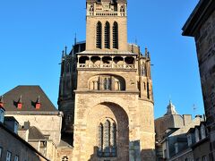 Dom（アーヘン大聖堂）

あらためてアーヘン大聖堂は、フランク王国のカール大帝の命令により建てられた北ヨーロッパで最も古いローマ・カトリック教会です。何世紀にもわたって増築を重ねた結果、ビザンティン様式、ロマネスク様式などが混在してます。

ドイツでは最初に登録された世界遺産として有名です。