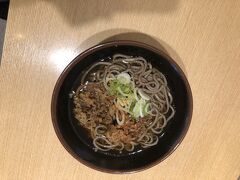敦賀駅でたらあった肉そば、肉が牛肉なのは良かったが、蕎麦は、、、以前武生で食べた蕎麦を期待したけど、、、