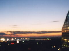 寝たのが12時半だったのに、コーフンしているのか5時には起きてしまい、部屋からのんびり朝焼け鑑賞。
8月下旬のタリンの日の出は6時過ぎです。