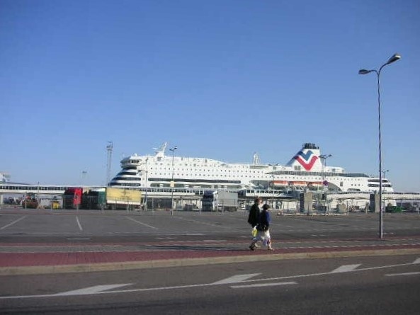 大型船の発着場なのであまり港の近くには近寄れなかったのでした。ははは。<br />いや～、車は少ないんだけど速いので(少ないから？)横断しにくい…。信号ないし。
