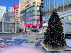 南口から東口へ移動。

こんなところにクリスマスツリー。