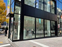 東京・新宿東口【カフェ リトルパステト】の写真。

ガラス張りです。

