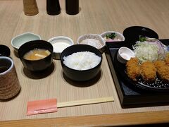 京都駅地下街でとんかつＫＹＫのお店に寄りました。広島県産かきフライ定食です。