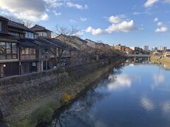 浅野川を渡って、ひがし茶屋街へと歩きます。