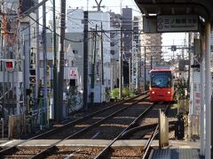 　荒川車庫前から都電に乗り、町屋方面へと戻ります。
　都電といえば緑のラインが入った電車のイメージだったのに、いつの間にかポップなカラーの電車が主流になってたんですね。

