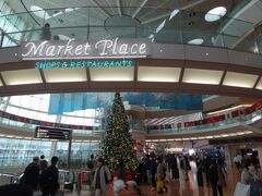　山手線とモノレールを乗り継ぎ、羽田空港第２ビルへ。クリスマスツリーが飾られ、多くの人が行き交うターミナルの様子にほっとします。
　もっともターミナルの一部閉鎖は続いており、もともと乗る予定だったスターフライヤーの便も欠航になっていて、まだまだ日常には至りません。
