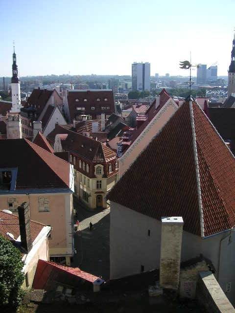 別の展望台(たぶんコフトウッツァ展望台)から。<br />いかにもヨーロッパの街並み♪というところと、泊っているホテルのような四角いビルが混在してますね。特段、建物制限みたいなのは無いのかな。