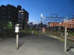 久里浜駅に着きました。
11月の早朝6時前。あたりはまだ薄暗い。
写真は久里浜駅のさらに先に延びる線路です。
（ホームの照明で光って見えますが、ルールを守って駅ホームではフラッシュ撮影はしていません。）