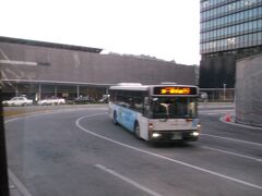 桜町バスターミナルを出発した後、JRの熊本駅を通ります。

駅にはスクールバスを待つ中学生、高校生の列。

今日は平日でした。